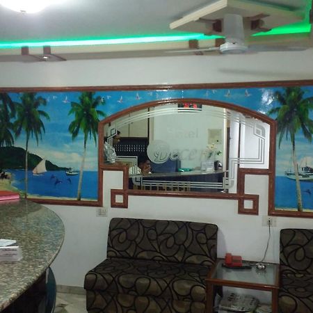 Hotel Decent สุรัต ภายนอก รูปภาพ