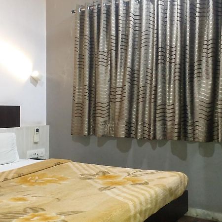 Hotel Decent สุรัต ภายนอก รูปภาพ