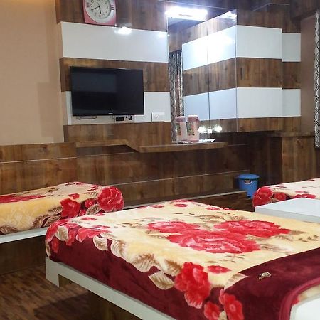 Hotel Decent สุรัต ภายนอก รูปภาพ