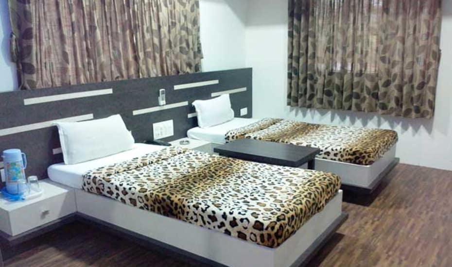 Hotel Decent สุรัต ภายนอก รูปภาพ