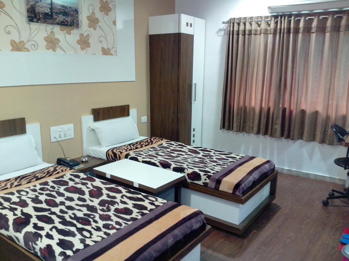 Hotel Decent สุรัต ห้อง รูปภาพ