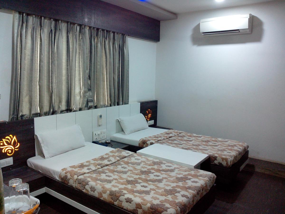 Hotel Decent สุรัต ภายนอก รูปภาพ