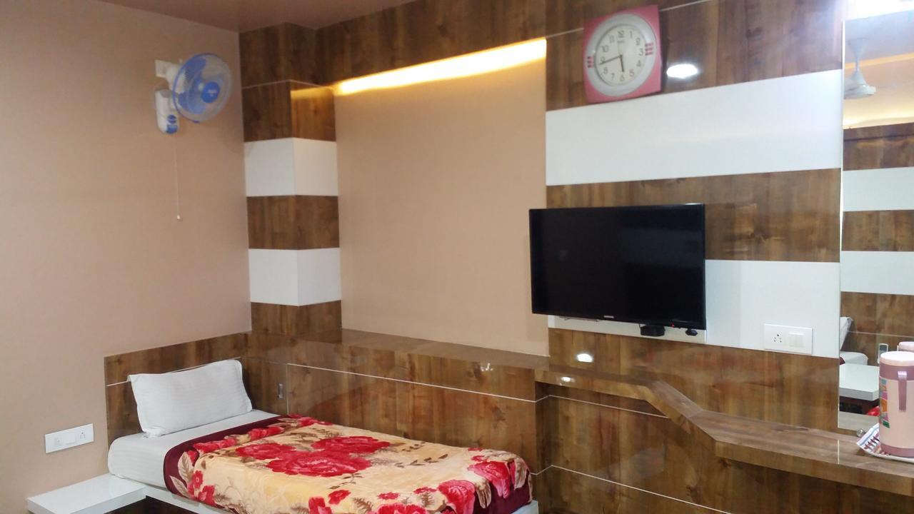 Hotel Decent สุรัต ภายนอก รูปภาพ