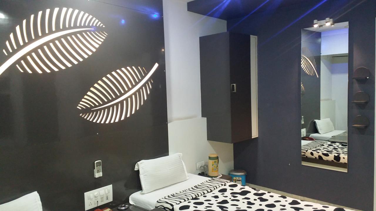 Hotel Decent สุรัต ภายนอก รูปภาพ